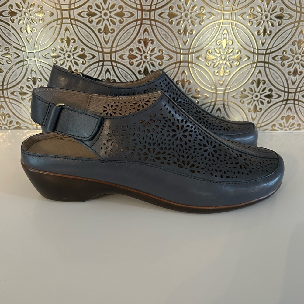 Easy Spirit NavyComfort Mules with Perforated Design Size 8M.New without box.
